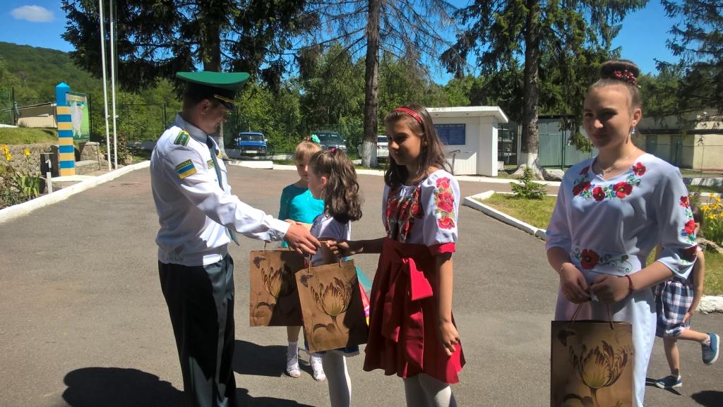 Учора у гості до прикордонників відділу «Новоселиця» завітали учні місцевої загальноосвітньої школи. 
