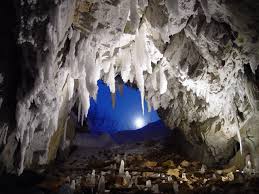 Спелеологічний туризм – це подорожі в природних підземних порожнинах (печерах) та подолання там різних перешкод.