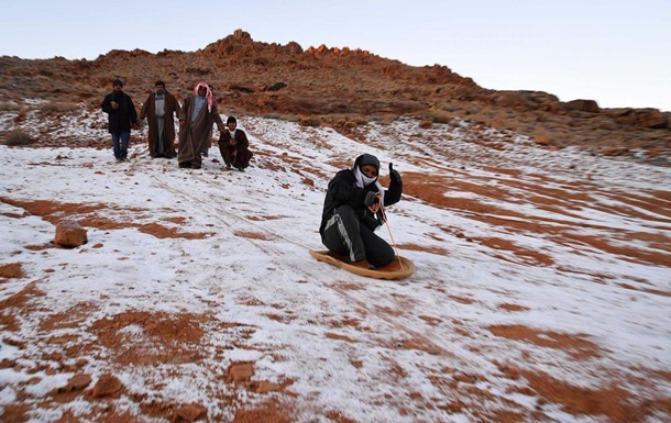 На півночі Саудівської Аравії випав сніг. Місцеві жителі обладнали пункти здачі в оренду санок і саморобних лиж.
