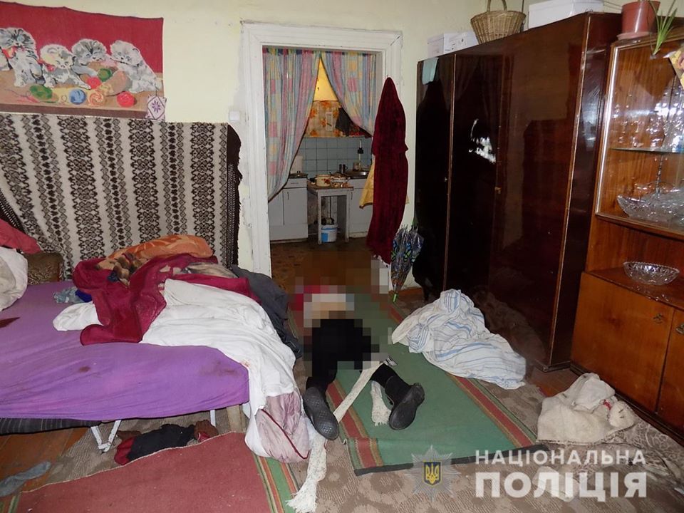 Полицейские Ужгорода задержали подозреваемую в убийстве матери.