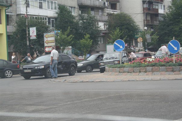 В Тячеве произошло ДТП: столкнулись "Мицубиси" и ВАЗ / ФОТОФАКТ