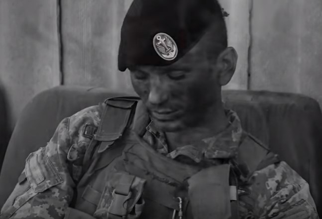 В сети появилось видео со стихотворением о войне, который написан в память о погибшем бойце.