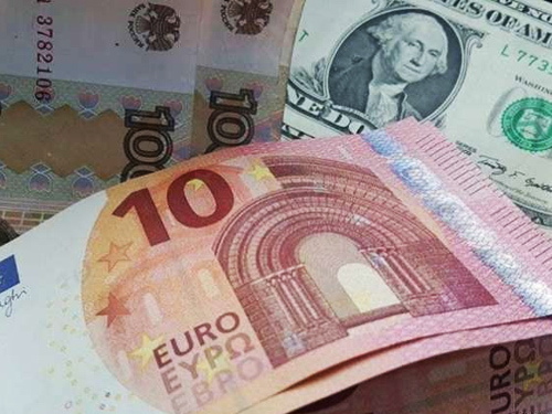 Долар та євро подорожчали, російський рубль подешевшав.