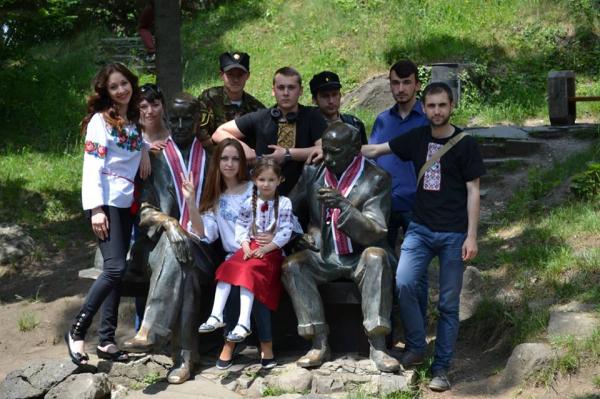 21 травня в Ужгороді прикрасили вишиванками найвизначніші пам'ятники міста