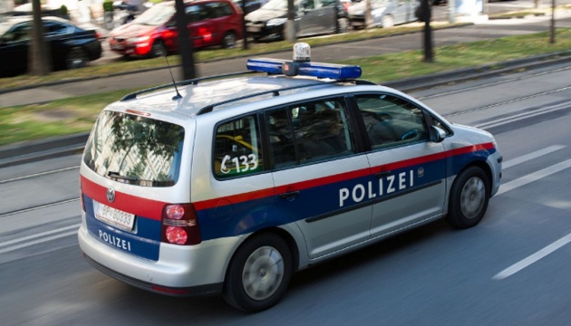 Австрійська поліція затримала поблизу Зальцбурга 34-річного громадянина України, який перебував у міжнародному розшуку за вчинення низки шахрайств в Україні.

