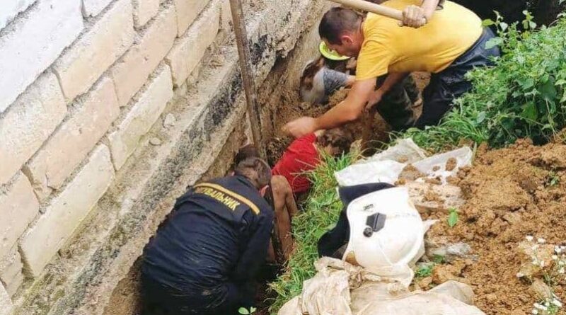 Вчера, 23 августа, в городе Перечин на Закарпатье во время земляных работ три человека были покрыты грунтом. Есть смерть.