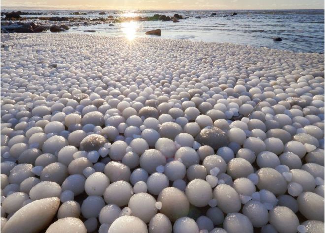 Тисячі крижаних куль різного розміру вкрили пляж у Фінляндії через рідкісне погодне явище.

