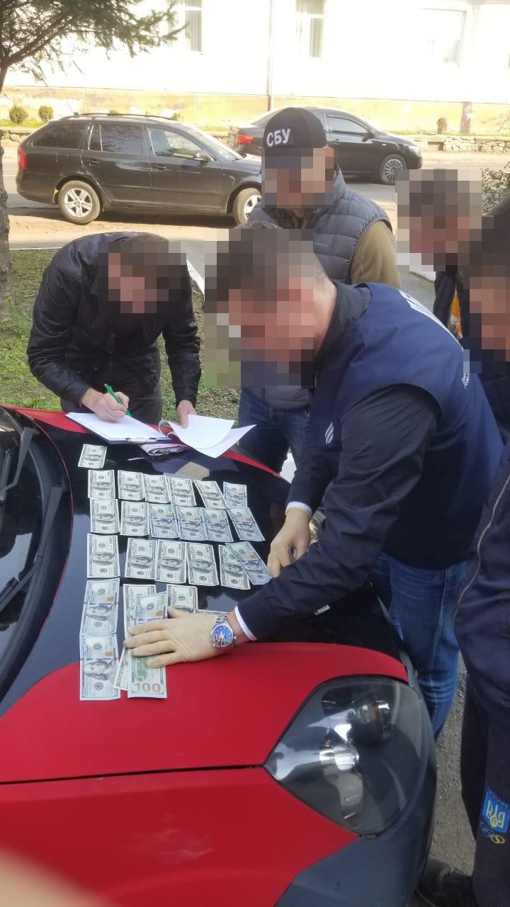 Керівники одного з районних відділів поліції Закарпатської області вимагали від приватного підприємця щомісячні «відкати», погрожуючи кримінальним переслідуванням у разі відмови.