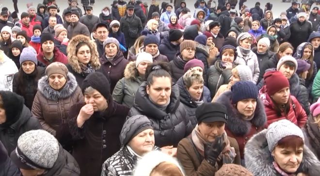 Встановлюють блокпости і приносять шини. В кількох українських містах протестують проти розміщення у них евакуйованих з Китаю українців.
