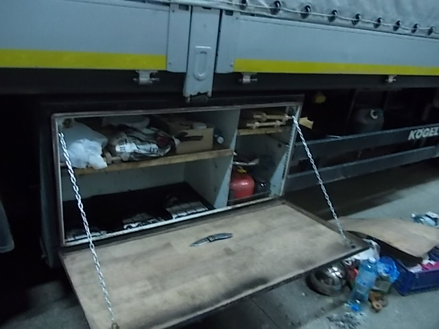 Перевезти сигареты пытался гражданин Украины, в ящике для инструментов, который находился в грузовом автомобиле «RENAULT PREMIUM» с полуприцепом.