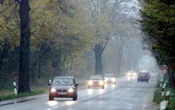 Водії з 1 жовтня до 1 травня зобов'язані вмикати ближнє світло фар на заміських дорогах у будь-який час доби, як того вимагають правила дорожнього руху.
