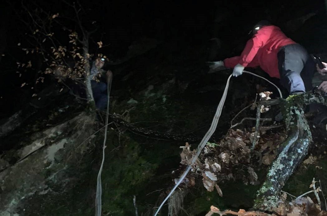 На Мукачівщині гірські рятувальники надали допомогу туристу, який зірвався зі скелі.