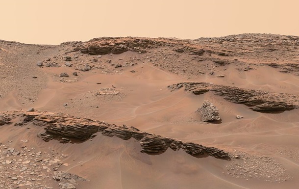 Зробити фотографію на тлі пейзажів Марса можна у віртуальній фотокабіні. Для цього потрібно лише завантажити знімок і вибрати фон.

