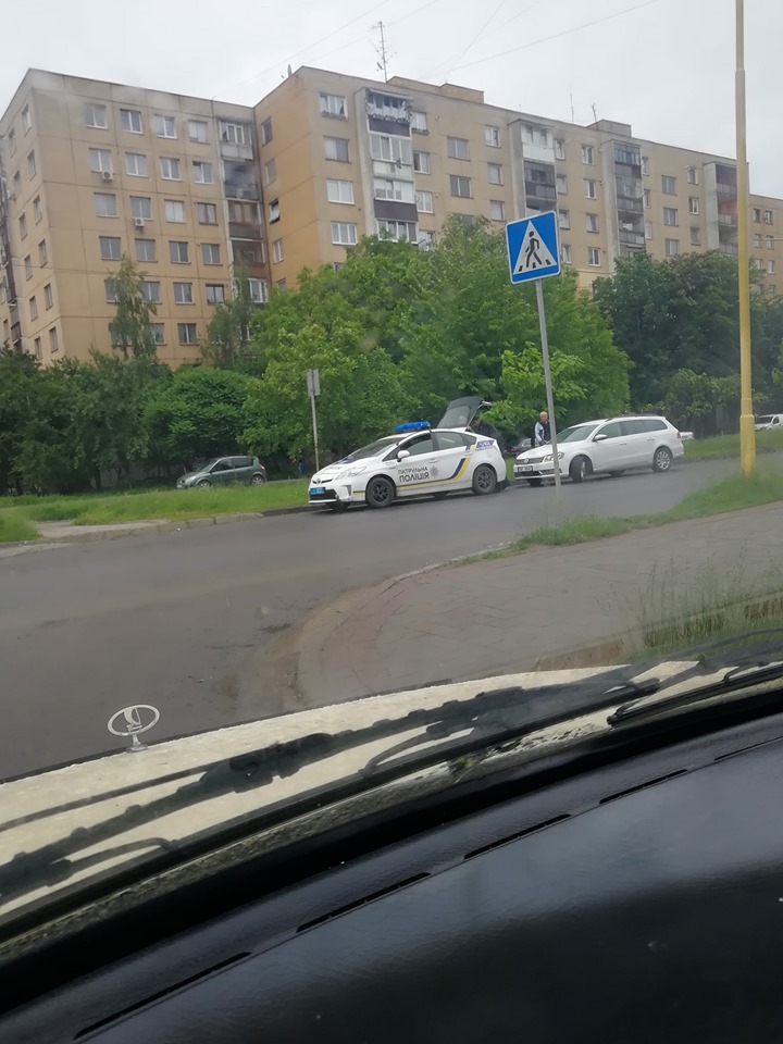 В мережі Фейсбук повідомляють про те, що в Новому районі Ужгорода водій автомобіля пошкодив транспорт патрульних.