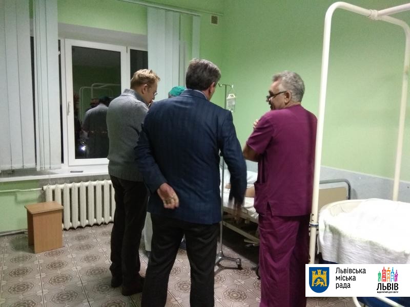 На лікуванні у 8-й лікарні м. Львів перебуває четверо осіб, які постраждали від вибуху на ярмарку, двоє з них у реанімації у важкому стані. 