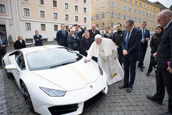 Італійський автовиробник суперкарів Lamborghini подарував Папі Римському Франциску спортивний автомобіль, понтифік вирішив продати авто на аукціоні.

