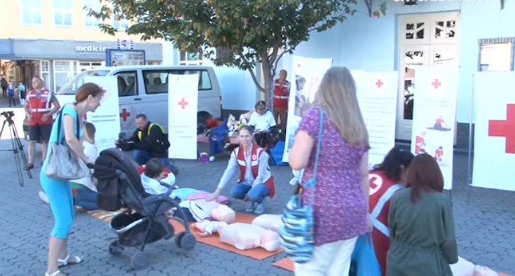 На площі Театральній інструктори та волонтери Товариства Червоного Хреста показували, як надавати домедичну допомогу.