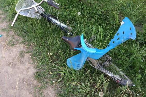 На Свалявщині, у селі Керецьки, водій вантажівки здійснив наїзд дівчину-велосипедиста.