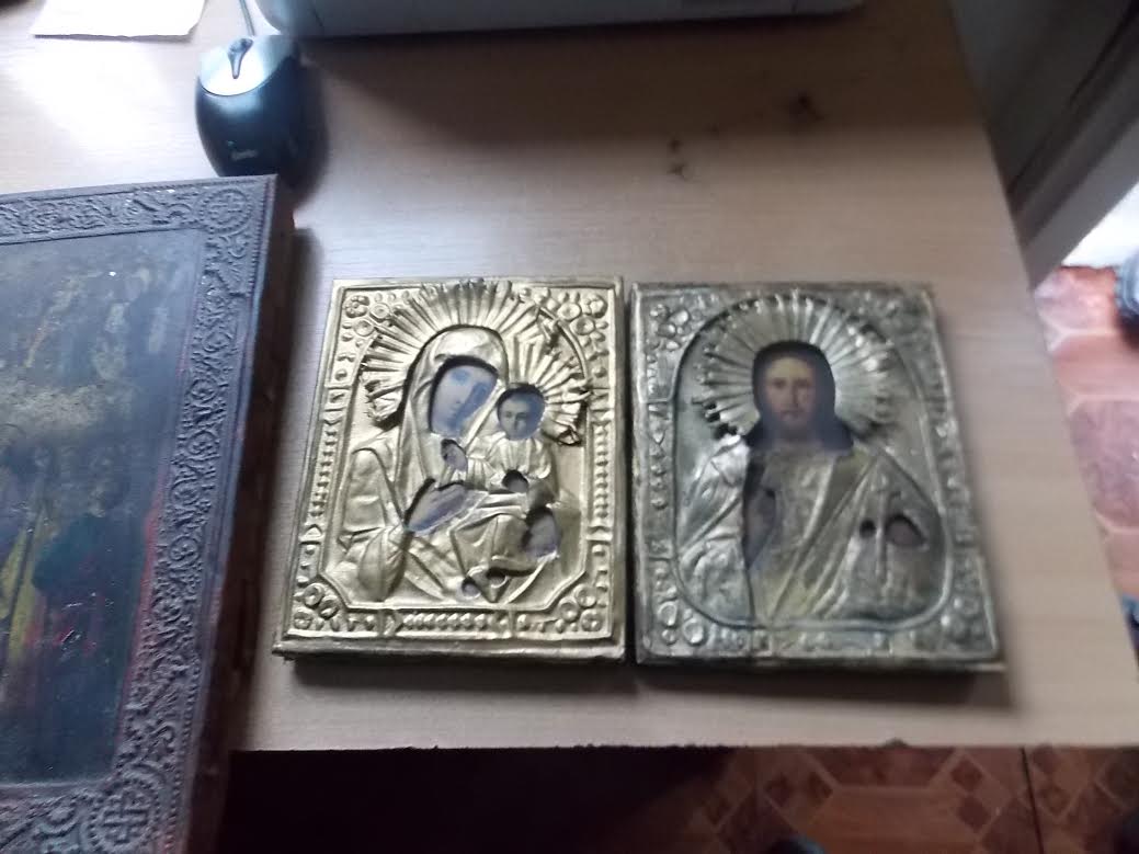 Минувшим вечером пограничники пункта пропуска «Ужгород» задержали гражданина Словакии, который пытался вывезти из Украины три старинные иконы неизвестного автора.