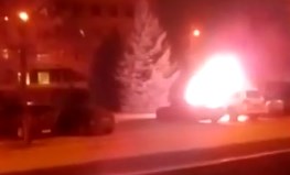 Опубліковано відео спалення авто чоловіка судді Світлани Маратової, яка головує у справі про ДТП, коли студентка Олена Зайцева за кермом Lexus врізалася у Volkswagen,після чого протаранила натовп. 
