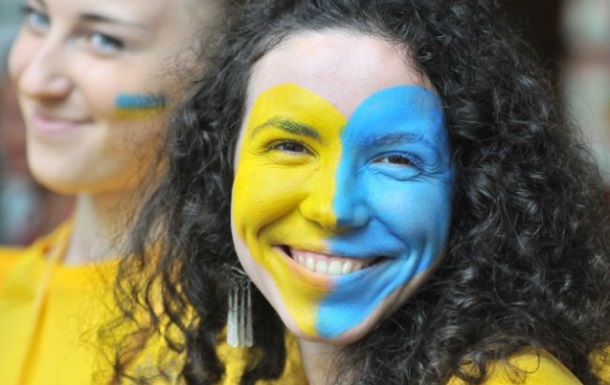 Якщо рік тому щасливими себе могли назвати 53 відсотки українців, то зараз цей показник зріс до 63%.
