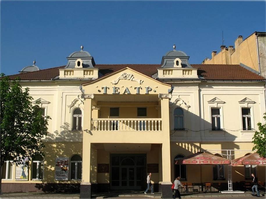 Йдеться про нежитлові вбудовані приміщення у будівлі Закарпатського обласного театру драми та комедії.
