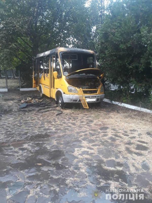 Поліція встановила особу, причетну до загорання автобуса в Мукачеві. Правоохоронці з'ясували, що 12-річний хлопчик, граючись із запальничкою, підпалив автобус. 