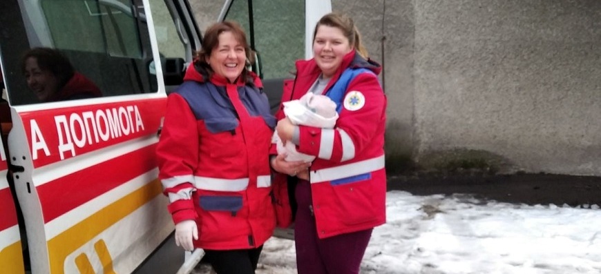 Сегодня утром в 7.40 на пульт дистанционного управления Закарпатского территориального центра скорой медицинской помощи поступил вызов – роды 26-летней женщины.