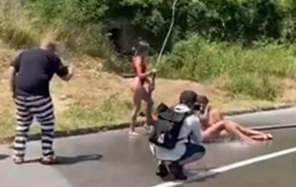 Три дівчини посеред дня фотографувалися оголеними посеред дороги - суд оштрафував на €450 кожну.
