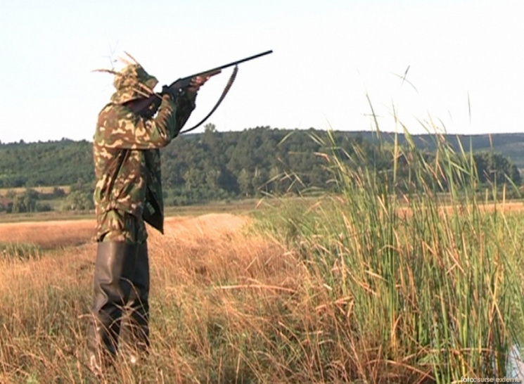 Закарпатське управління лісового та мисливського господарства нагадує, що перебування в мисливських угіддях зі зброєю в закриті для полювання строки, а також без дозволу, - незаконне.