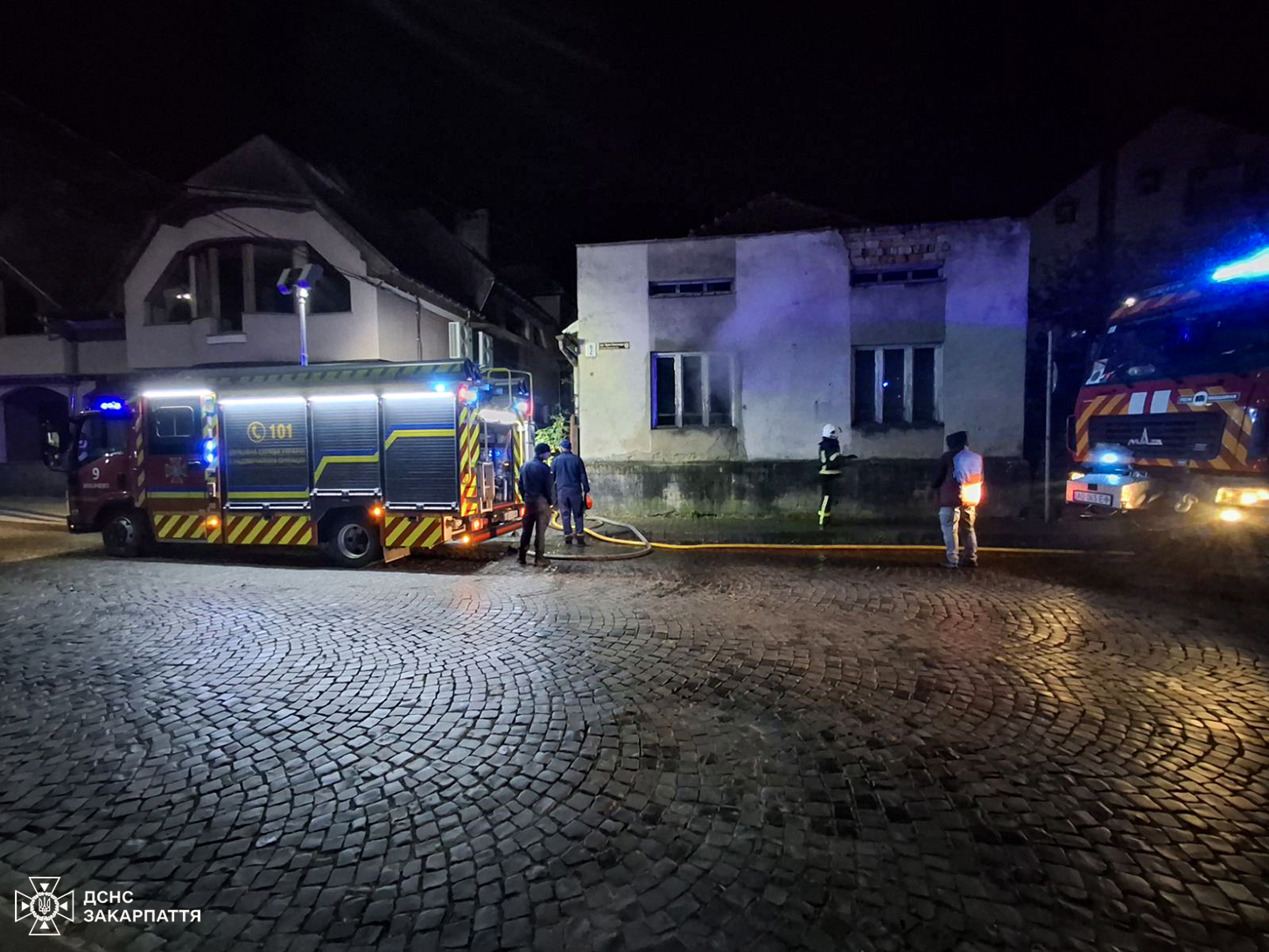 На Закарпатті пожежа в закинутому будинку ледь не забрала життя чоловіка (ФОТО)