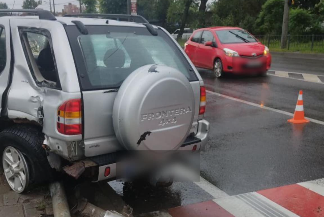 На Западе Украины водитель под воздействием наркотиков влетел в дорожный знак (ФОТО)