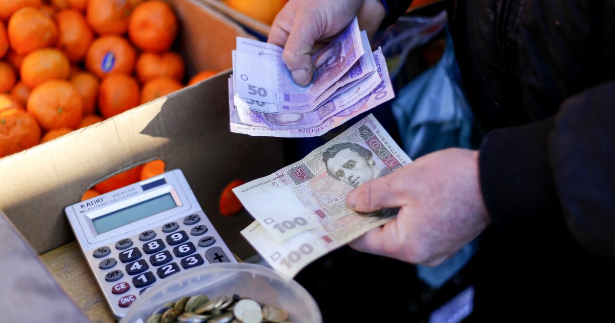 А ви відчули фінансове покращення?: середня зарплата в Україні зросла на 24,1% у 2025 році, але одна річ гальмує прогрес