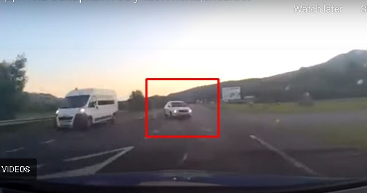 На відео видно, що автівка не надала право руху патрульним.


