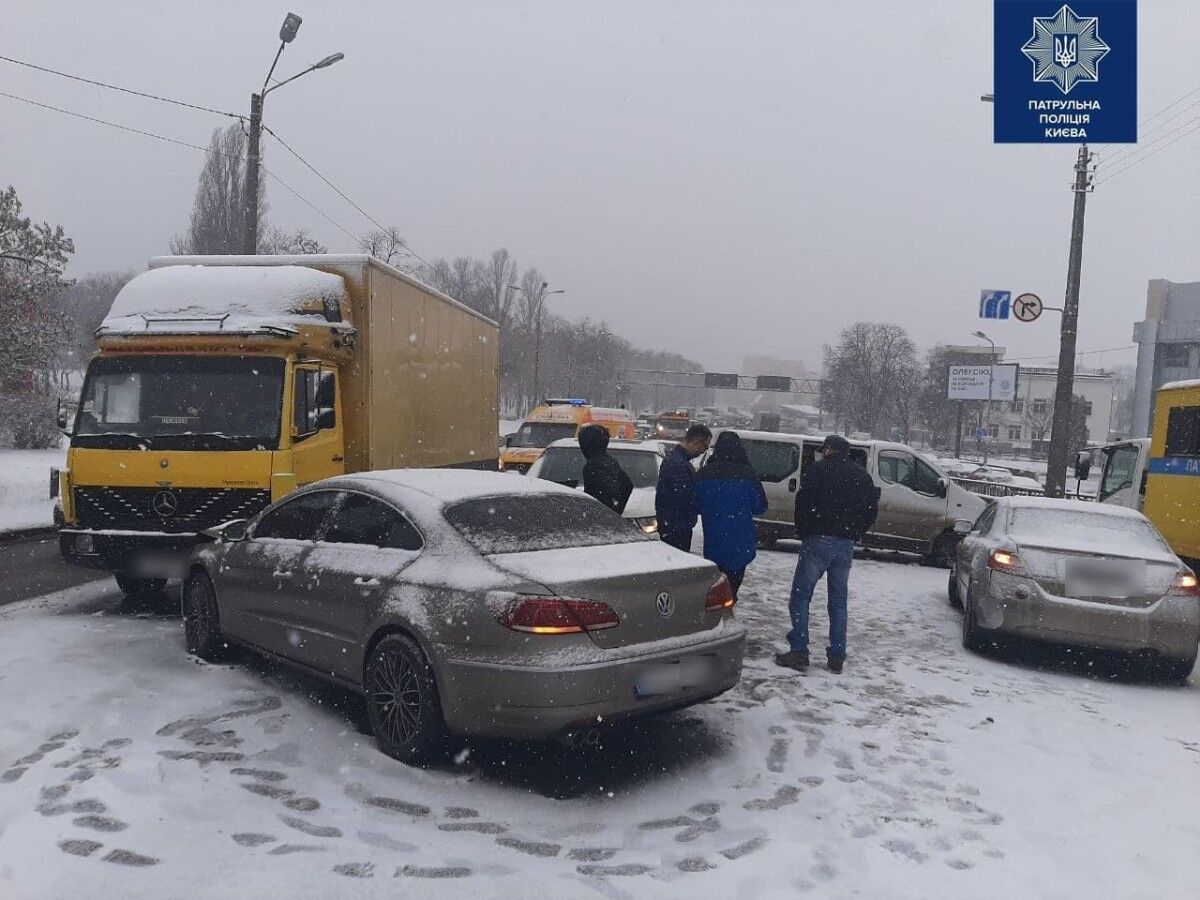 Різкі маневри можуть погано закінчитися: дороги Закарпаття покрила ожеледиця