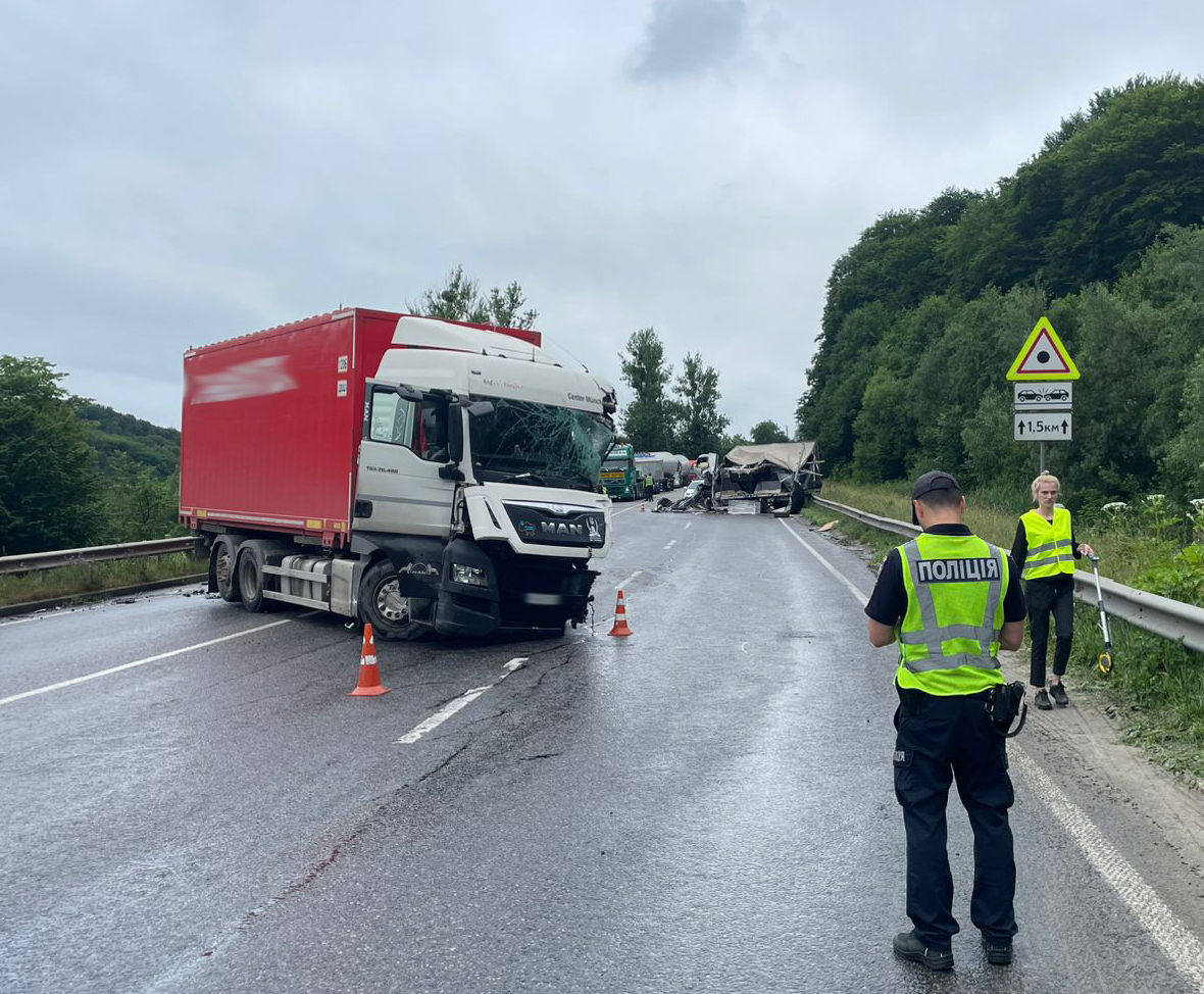 Страшне зіткнення на трасі «Київ-Чоп»: водій вантажівки потрапив до лікарні (ФОТО)