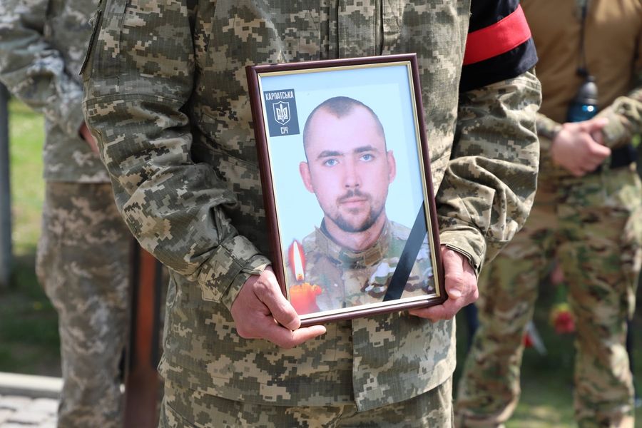 В Ужгороді сьогодні попрощалися із 28-річним захисником України, воїном Карпатської Січі Володимиром Бісагою. 