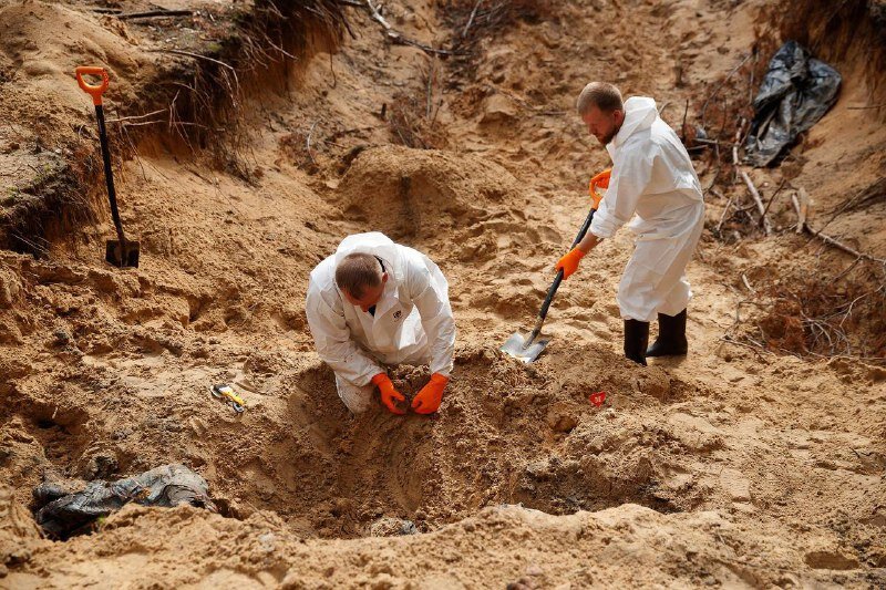 Експерти ексгумували 59 тіл із масового поховання в місті Ізюм Харківської області, яке нещодавно ЗСУ звільнили від російських окупантів.