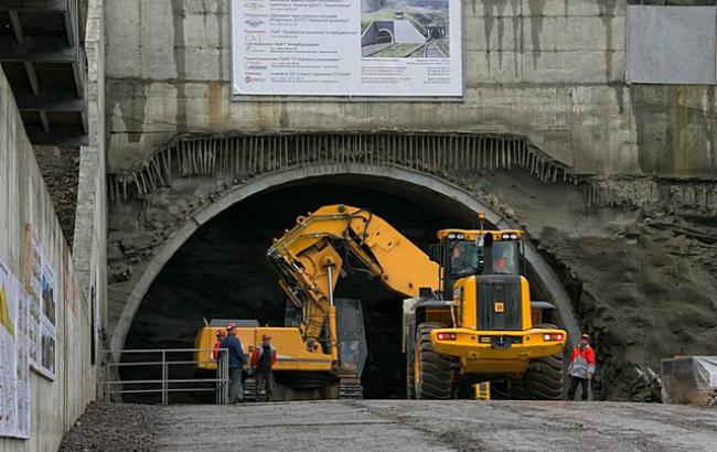 В Бескидському тоннели продолжается обустройство конечного отделки, а на подходах к нему начались путевые работы и монтаж контактной сети.