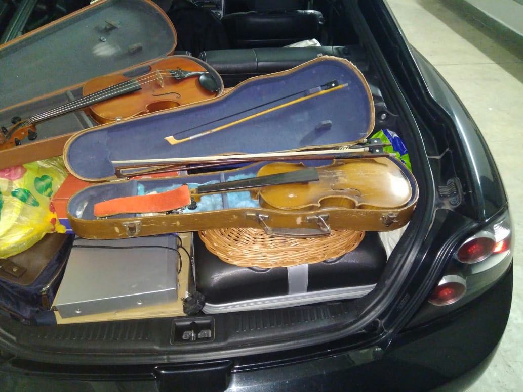 Перемісти через кордон дві скрипки зі смичками намагалась громадянка України на автомобілі «HYUNDAI COUPE» із чеською реєстрацією. 
