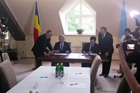 Министр иностранных дел Украины Павел Климкин и министр иностранных дел Румынии Лазарь Комэнеску в пятницу подписали межправительственное соглашение об отмене оплаты за оформление долгосрочных виз.