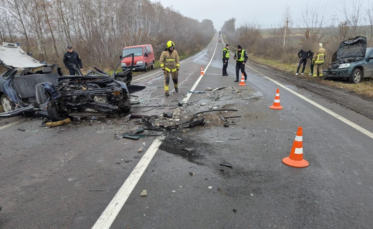 Вилетів на зустрічну смугу: ранкова ДТП забрала життя людини, ще троє в лікарні (ФОТО)