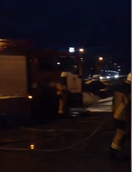 В мережі Фейсбук опублікували відео пожежі, яка сталася щойно в Ужгороді.