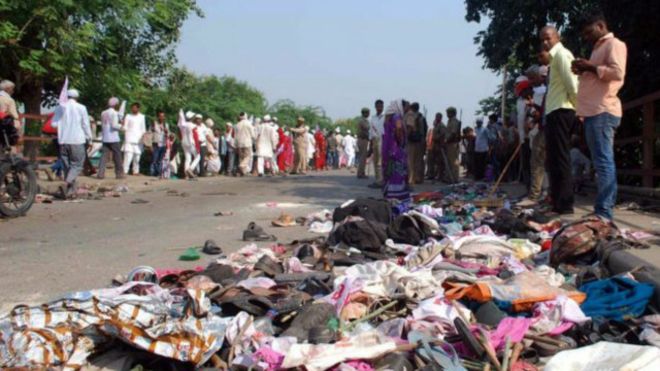 По меньшей мере 24 человека погибли в результате давки на индуистской церемонии на севере Индии.