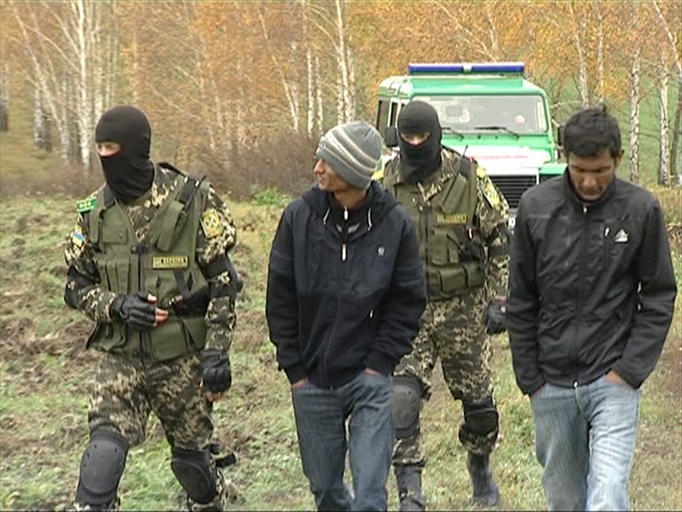 Прикордонники Словаччини затримали  на своїй території в 10-ти км від лінії державного кордону вісім громадян. Затриманих нелегалів передали в порядку реадмісії українській стороні.