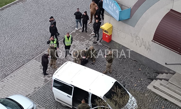 Сьогодні, о 18:00 у центрі міста Виноградів було затримано місцевого жителя.