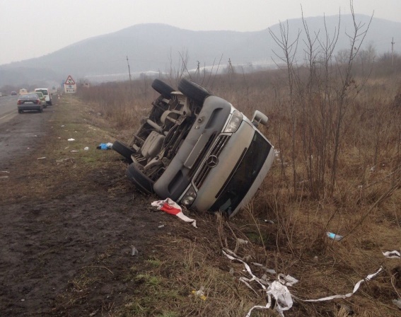 Сотрудники полиции выясняют обстоятельства аварии, во время которой автобус, который двигался по трассе Киев-Чоп, не справился с управлением, съехал с дороги и перевернулся, вследствие этого травмировались 7 человек.