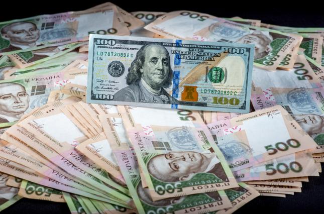 Національний банк України зміцнив на 19 копійок офіційний курс гривні до долара. При цьому курс національної валюти до євро зміцнився на 16 копійок.
