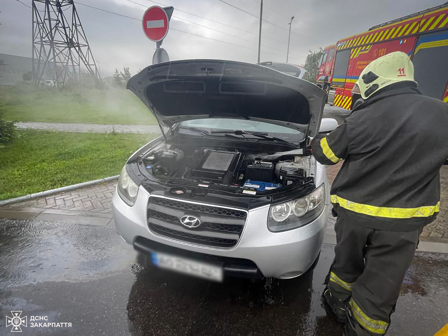 Закарпатець ледь не втратив своє авто: у Мукачеві врятували Hyundai від вогню за 8 хвилин