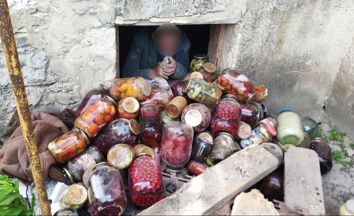 Поліція Рівненської області затримала 64-річного жителя, який викрав 143 банки консервації, але не зміг вибратися з підвалу.